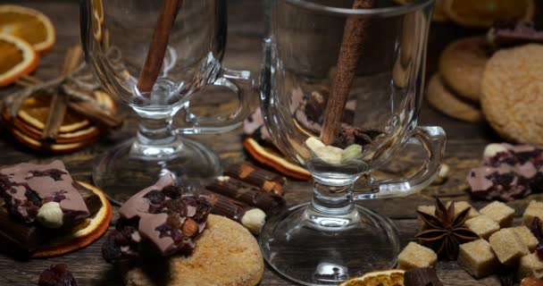 Häll Glögg Glas Bakgrunden Gammal Vintage Träskiva Med Kakor Choklad — Stockvideo