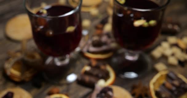用饼干 巧克力 橙子片和其他糖果装饰的葡萄酒 背景是老式木板 — 图库视频影像
