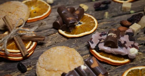 有橘子片 香精香料 巧克力 小面包 坚果和老式木板背景的土制土制天然成分 — 图库视频影像