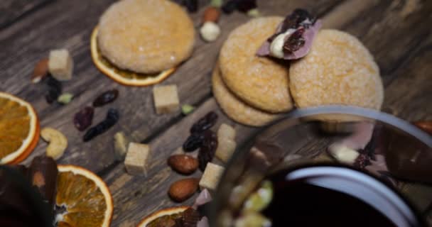 Vino Rimuginato Con Biscotti Cioccolato Fette Arancia Altri Dolci Sullo — Video Stock