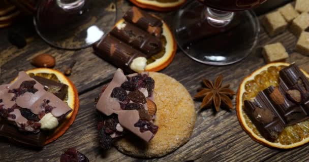 Vin Chaud Avec Biscuits Chocolat Tranches Orange Autres Bonbons Sur — Video