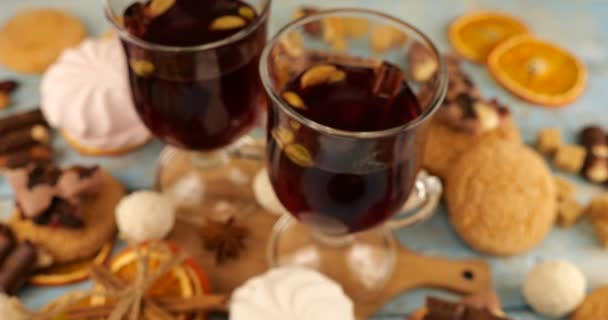 Wino Musujące Ciasteczkami Czekoladą Innymi Słodyczami Tle Starej Niebieskiej Deski — Wideo stockowe