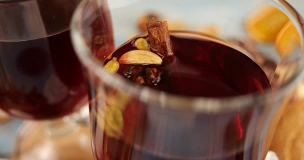 Vino Caliente Con Galletas Chocolate Otros Dulces Fondo Una Tabla — Vídeos de Stock