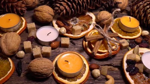 Természetes Összetétel Higiéniai Stílusban Gyertyákkal Narancs Szeletekkel Illatos Fűszerekkel Dióval — Stock videók