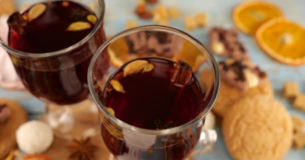 Wino Musujące Ciasteczkami Czekoladą Innymi Słodyczami Tle Starej Niebieskiej Deski — Wideo stockowe