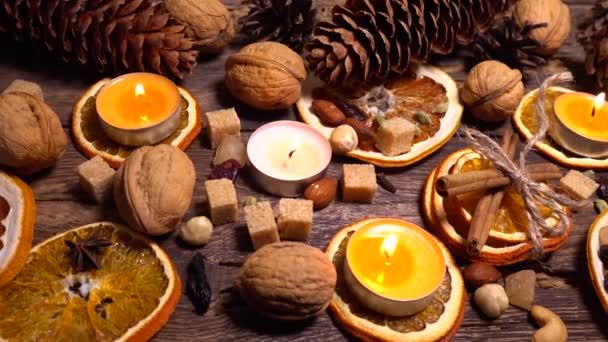 Naturlig Sammansättning Hygge Stil Med Ljus Apelsinskivor Doftande Kryddor Valnötter — Stockvideo