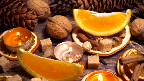 Natuurlijke Compositie Hygge Stijl Met Kaarsen Sinaasappelschijfjes Geurige Specerijen Walnoten — Stockvideo