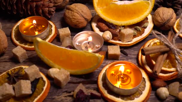 Naturlig Sammansättning Hygge Stil Med Ljus Apelsinskivor Doftande Kryddor Valnötter — Stockvideo