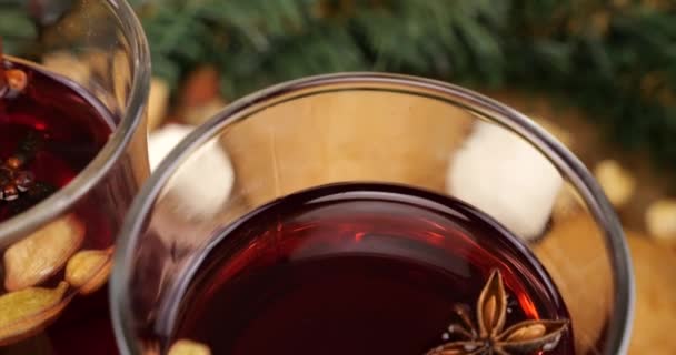 複数のワインとクリスマスのテーマの祝祭の組成 針葉樹の枝とオレンジのスライスとお菓子の花輪 — ストック動画