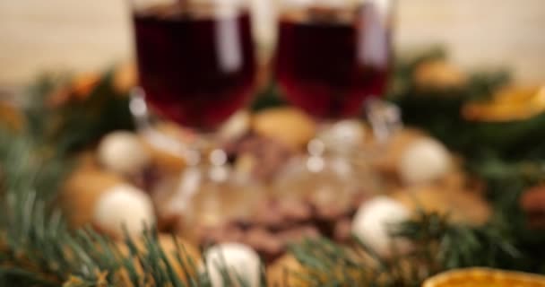 Composizione Festiva Sul Tema Del Natale Con Vin Brulè Ghirlanda — Video Stock