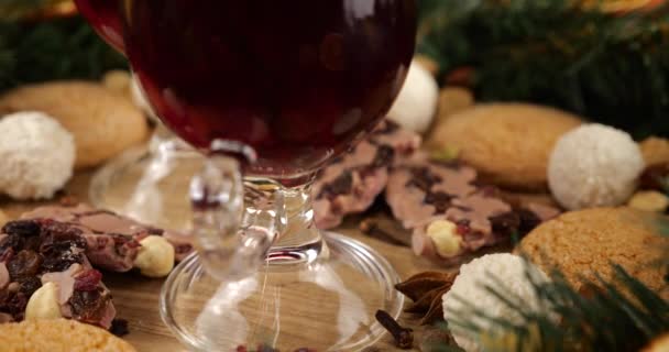 Composición Festiva Sobre Tema Navidad Con Vino Caliente Una Corona — Vídeos de Stock