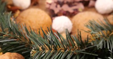 Sıcak şarap, kozalaklı dallardan, portakal dilimlerinden ve tatlılardan oluşan bir çelenk ile Noel temalı şenlik kompozisyonu.