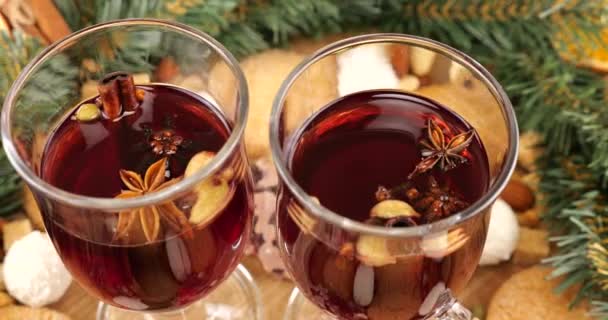 複数のワインとクリスマスのテーマの祝祭の組成 針葉樹の枝とオレンジのスライスとお菓子の花輪 — ストック動画