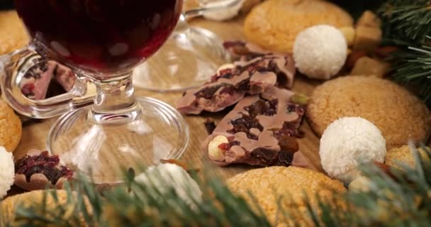 主题为圣诞佳节的作曲 配以含酒精的葡萄酒 针叶树花圈 橙片和糖果 — 图库视频影像