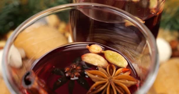 Sıcak Şarap Kozalaklı Dallardan Portakal Dilimlerinden Tatlılardan Oluşan Bir Çelenk — Stok video