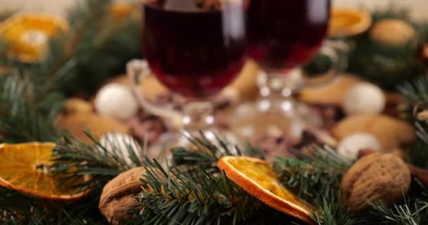 Composition Festive Sur Thème Noël Avec Vin Chaud Une Couronne — Video