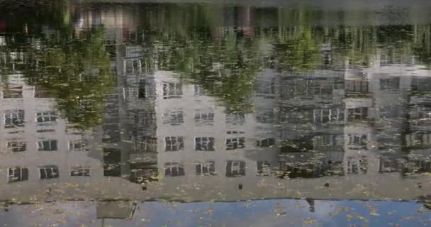 Reflexão Casa Superfície Água Lagoa — Vídeo de Stock