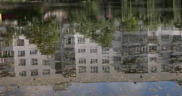 房子在池塘水面上的倒影 — 图库视频影像
