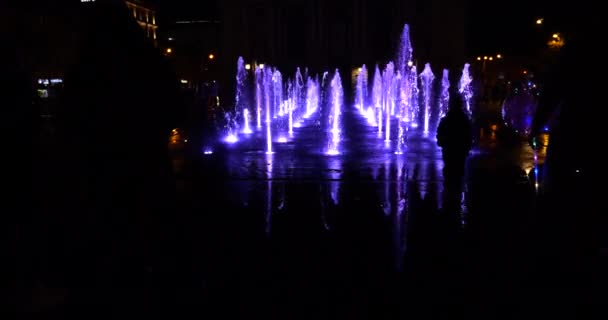 夜城喷泉的喷水带照明 — 图库视频影像