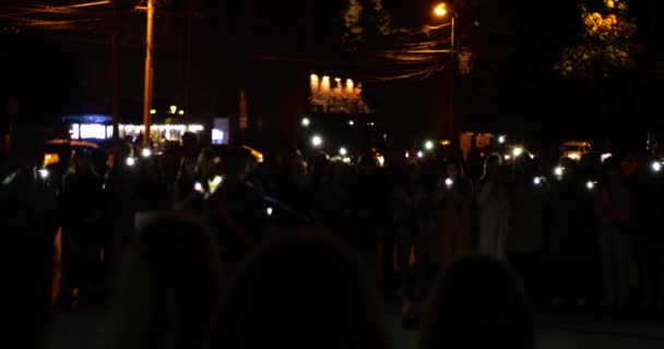 Personas Con Linternas Smartphones Bailan Ritmo Música Ciudad Nocturna — Vídeos de Stock