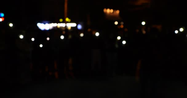 Personas Con Linternas Smartphones Bailan Ritmo Música Ciudad Nocturna — Vídeos de Stock