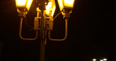 Gece şehrinde sokak lambası.