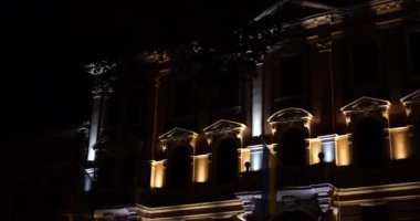 Gece şehrindeki binanın aydınlanması..