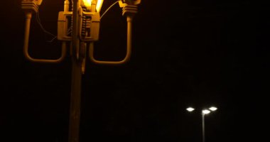 Gece şehrinde sokak lambası.