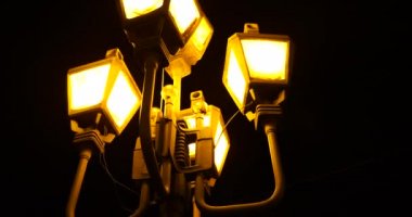 Gece şehrinde sokak lambası.