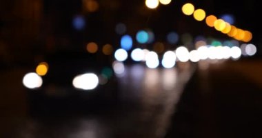 Gece şehrinin sokaklarındaki arabaların farları. Odaklanamıyorum.