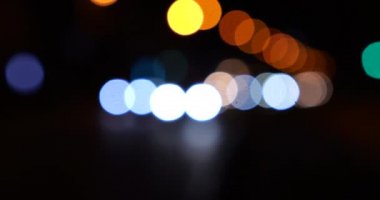 Gece şehrinin sokaklarındaki arabaların farları. Odaklanamıyorum.