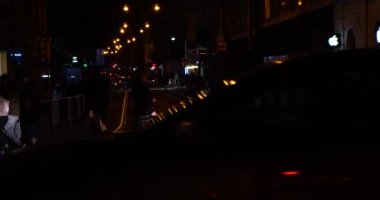 Gece şehrinin sokaklarında nakliye.