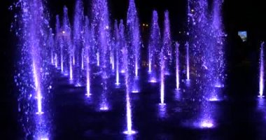 Gece şehrinde fıskiyenin su fıskiyeleri.