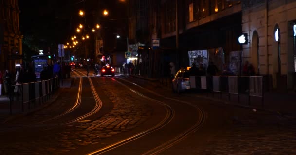 夜市街道上的交通 — 图库视频影像