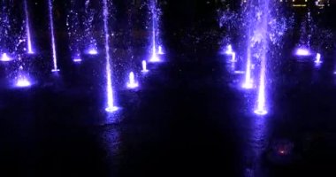 Gece şehrinde fıskiyenin su fıskiyeleri.