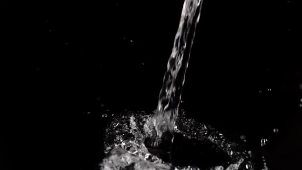 Fluxo Água Cai Cria Respingo Fundo Preto Movimento Lento — Vídeo de Stock