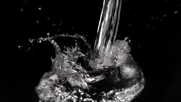 Fluxo Água Cai Cria Respingo Fundo Preto Movimento Lento — Vídeo de Stock