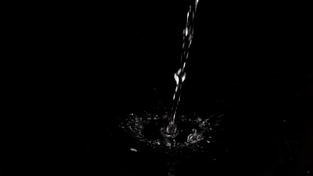 Поток Воды Падает Создает Всплеск Черном Фоне Медленное Движение — стоковое видео
