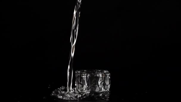Реактивная Струя Воды Падает Стеклянный Контейнер Черном Фоне Создает Всплеск — стоковое видео