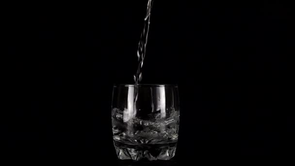 Proud Vody Nalije Skleněných Pohárů Černém Pozadí Vytvoří Šplouchnutí Vody — Stock video