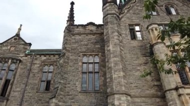 Trinity Koleji (Trinity Üniversitesi). Toronto, Kanada. Trinity Koleji laik bir lisans bölümü ve Toronto İlahiyat Okulu 'nun bir parçası olan lisansüstü bir ilahiyat okulundan oluşuyor..