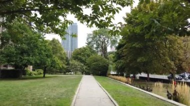 Trinity Koleji (Trinity Üniversitesi). Hoskin Bulvarı 'ndan görüntü. Toronto, Kanada. Trinity Koleji laik bir lisans bölümü ve Toronto İlahiyat Okulu 'nun bir parçası olan lisansüstü bir ilahiyat okulundan oluşuyor..