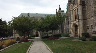 Trinity Koleji (Trinity Üniversitesi). Toronto, Kanada. Trinity Koleji laik bir lisans bölümü ve Toronto İlahiyat Okulu 'nun bir parçası olan lisansüstü bir ilahiyat okulundan oluşuyor..