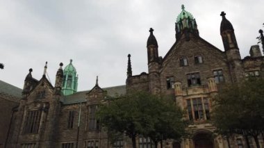 Trinity Koleji (Trinity Üniversitesi). Toronto, Kanada. Trinity Koleji laik bir lisans bölümü ve Toronto İlahiyat Okulu 'nun bir parçası olan lisansüstü bir ilahiyat okulundan oluşuyor..