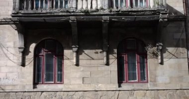 Eski bir Avrupa şehrinin mimarisi. Binanın ön cephesine ateş ediyorlar..