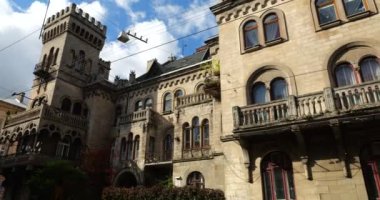 Eski bir Avrupa şehrinin mimarisi. Binanın ön cephesine ateş ediyorlar..