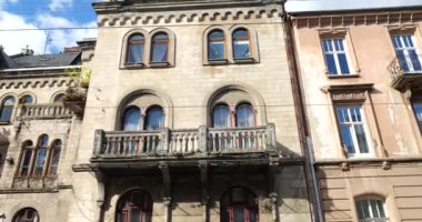 Eski bir Avrupa şehrinin mimarisi. Binanın ön cephesine ateş ediyorlar..