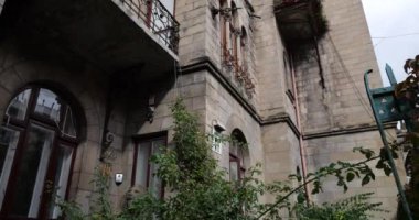 Eski bir Avrupa şehrinin mimarisi. Binanın ön cephesine ateş ediyorlar..