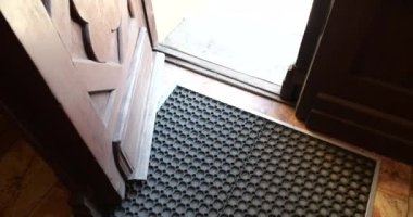 Binadan kapıdan çık ve merdivenlerden in..