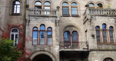 Eski bir Avrupa şehrinin mimarisi. Binanın ön cephesine ateş ediyorlar..